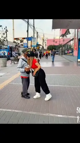 Sandra Skins apoya a un señor mayor de edad, #sandraskins #sandraskinsclips #smashdota #ayudasocial #tiktokviral @Sandra Skins @SandraSkins 