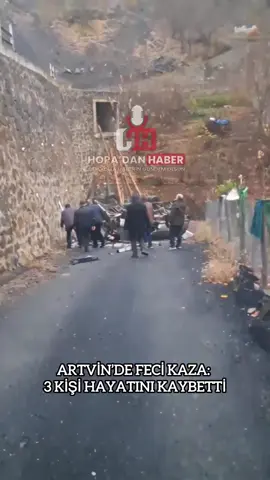 ARTVİN’DE FECİ KAZA: 3 KİŞİ HAYATINI KAYBETTİ Artvin Merkez’e bağlı Ortaköy köyü Hekimoğlu Mahallesi’nde meydana gelen trafik kazasında 3 kişi hayatını kaybetti. • Edinilen bilgiye göre, otomobil sürücüsünün direksiyon hâkimiyetini kaybetmesi sonucu ana yoldan tali yola düşerek ters döndü. Kazanın ardından araçta bulunan 3 kişinin olay yerinde yaşamını yitirdiği öğrenildi.