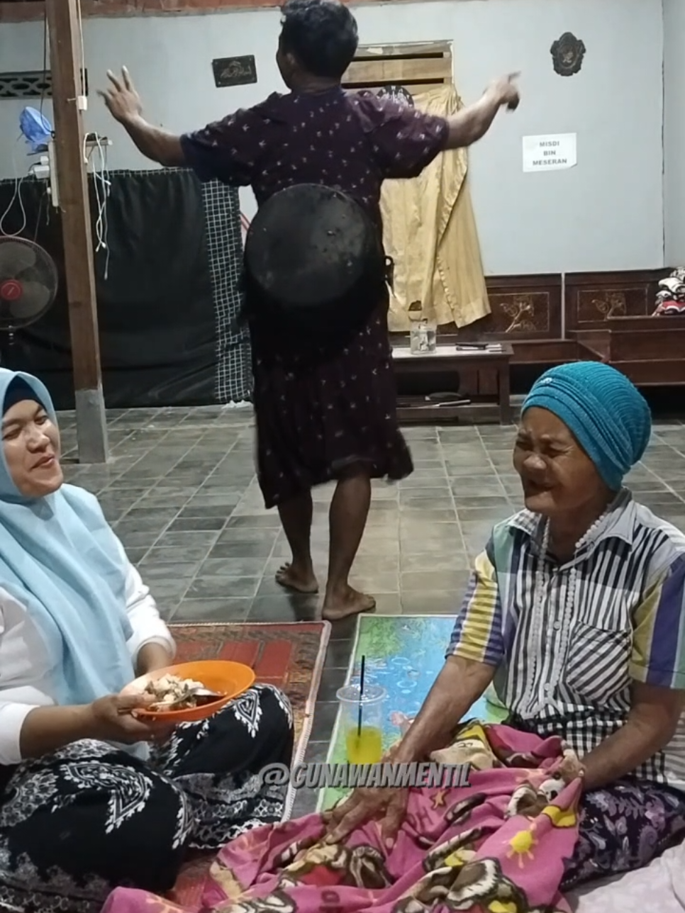 Alhamdulillah lagu yang lagi viral 2bidadariku ketawa bahagia sekali semoga simbok cepat sembuh🤲 #gunawanmetil #tranding #viralindonesia 