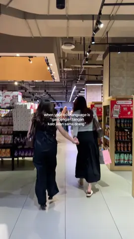 ga gandengan = ya ga jalan