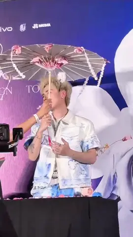 Trời ùi nay hoá Công Tử Mèo vs cây dù cute ùi nè #quanghungmasterd #muzik #QuangHungmasterd 