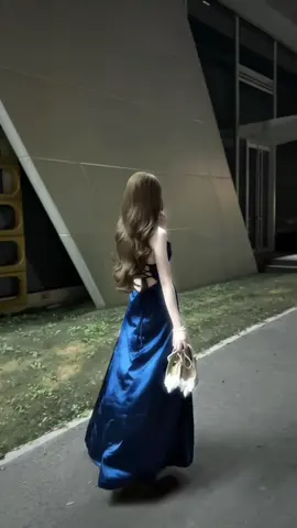 那天我看见一个背影很像你，可我忘了我的城市没有你。 Hôm ấy em thấy một bóng lưng rất giống anh, nhưng chợt nhớ ra thành phố của em vốn chẳng có anh.#xuhuongtiktok #TikTokAwardsVN #viralvideo #fypシ゚  