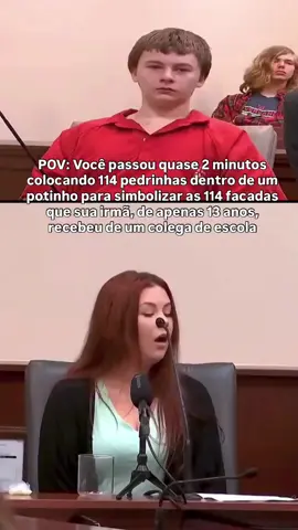 O Caso Tristyn Bailey aconteceu em maio de 2021, na Flórida, e chocou os Estados Unidos pela gravidade e pela pouca idade dos envolvidos. Tristyn tinha 13 anos, era cheerleader e muito querida pela comunidade. Na madrugada do Dia das Mães, ela saiu de casa e foi vista em câmeras de segurança caminhando ao lado de Aiden Fucci, um colega de escola de 14 anos. Horas depois, as câmeras registraram Aiden voltando sozinho, correndo. O corpo de Tristyn foi encontrado em uma área arborizada perto do bairro onde ambos moravam. Ela havia sido vítima de um ataque com 114 golpes, sendo quase 50 nas mãos e braços — sinais claros de que tentou se defender. A brutalidade do caso chamou atenção imediata dos investigadores. As evidências rapidamente ligaram Aiden ao ocorrido. As roupas e o tênis dele tinham marcas de sangue de Tristyn, e uma faca foi encontrada em uma lagoa próxima. A atitude dele também gerou revolta: dentro da viatura, chegou a postar no Snapchat uma foto sorrindo com a frase “Alguém viu a Tristyn?”. A motivação nunca foi totalmente explicada, mas as autoridades classificaram o ato como intencional e extremamente violento. Pela gravidade, Aiden Fucci foi julgado como adulto. Em 2023, ele se declarou culpado de assssn*to em primeiro grau e recebeu prisão perpétua, sem possibilidade de liberdade condicional. A mãe dele, Crystal Smith, também foi processada — não pelo cr**e em si, mas por tentar lavar as roupas ensanguentadas do filho para atrapalhar as investigações. Ela assumiu culpa e recebeu 30 dias de prisão, além de liberdade condicional. #fyp #parati #foryou #casosreais 