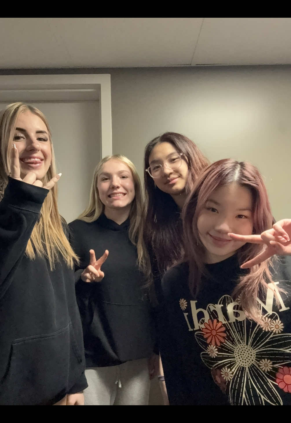 @Paige @izzy bush @Kelly Pan  🎄❄️ #fyp #foryou 