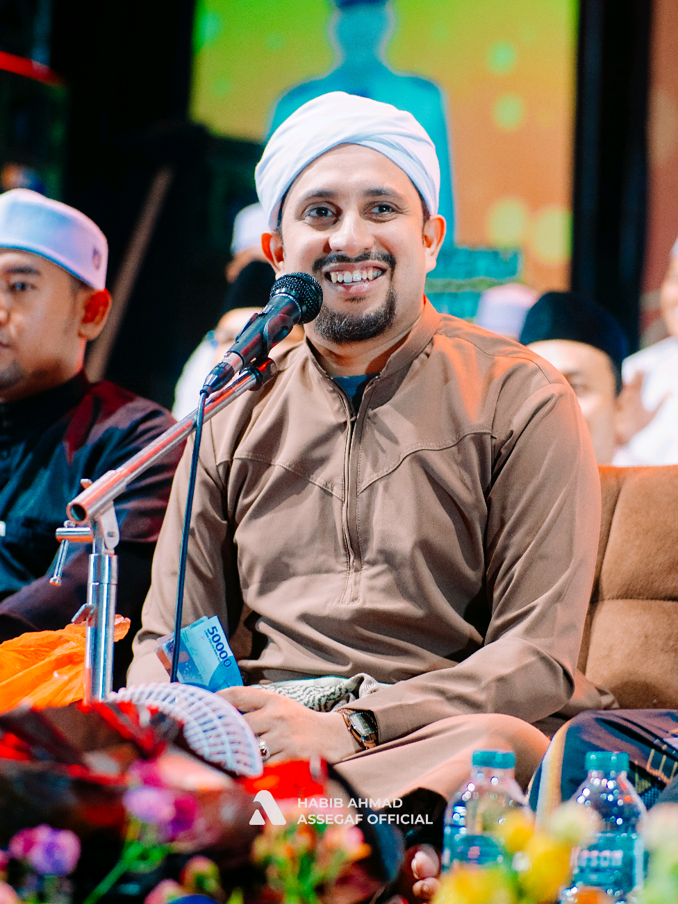 Jalan2 ke kota Tuban, Jangan lupa beli ketan😁😁 Highlight Majelis Sholawat Bersama Habib Ahmad Tuban Assegaf🤍 -------------------- Instagram : @ahmadtubanassegaf (akun pribadi) @ahmadassegaf_official (dikelola admin) TikTok : ahmadassegaf_official (dikelola admin) Media Partner : @Sebelum Cahaya 99  -------------------- #ahmadtubanassegaf #habibahmadbinabubakarassegaf #sholawatan #majelissholawat #pecintasholawat