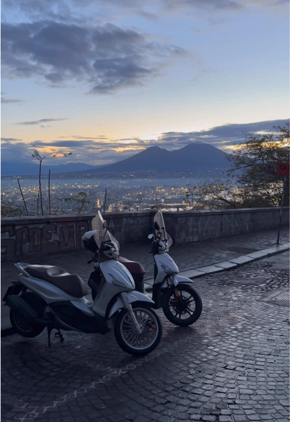 Io vivo in paradiso, Napoli 😍 #napoli #naples #naplesitaly #discovernaples #discoverwithpeppemor 