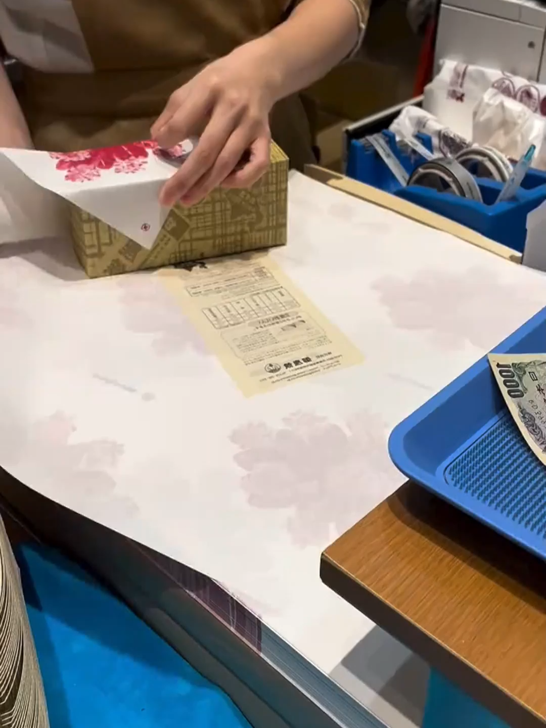 Special gift wrapping technique using only one sheet of paper