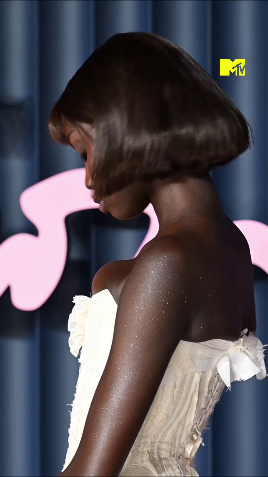 MODEL OF THE YEAR, BABY! 😮‍💨🤍 Depois de dois anos seguidos como finalista, #AnokYai finalmente levou pra casa o título de Melhor Modelo do Ano no The Fashion Awards. É a mulher mais bonita do mundo sim ou com certeza? #MTVCelebs #MTVBR #TheFashionAwards