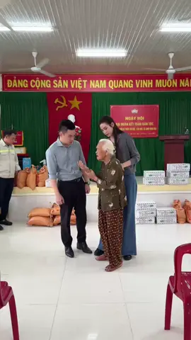 - Máu đỏ da vàng tôi là người Việt Nam... Tập đoàn Sơn Hải chung tay cùng người dân khắc phục lũ lụt #khanhhoa #hoahaudothiha #vietvuongdoha #tapdoansonhai #dothiha 