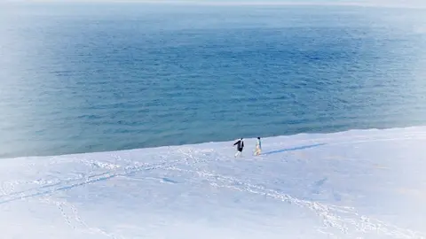 Сайрам көлінің көк-қызғылт сағат сәтіне қайта-қайта ғашық боламын. Білсем, қыста Сайрам шынымен нәзік қызғылт түске енеді екен. Я снова и снова влюбляюсь в розово-голубой час на озере Сайрам. Оказывается, зимой Сайрам действительно окрашивается в нежный розовый цвет. #СайрамКөлі#Қытай#ҚытайТабиғаты#ҚысқыКөрініс#ОзероСайрам