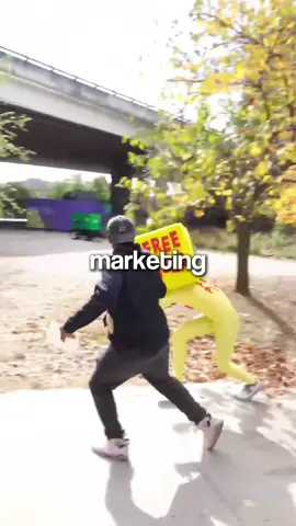 🍕 Marketing creativo en su máxima expresión Una pizzería se volvió viral haciendo que la gente persiguiera a un chico con un QR por toda la ciudad. 🔥 Simple, divertido y altamente compartible Un reto, una recompensa y miles de personas hablando de la marca. 📈 Cuando haces participar a tu audiencia, la viralidad llega sola. ➡️ Sígueme para más ideas de marketing y negocios #marketingcreativo #campañasvirales #ideasdenegocio #tendencias2025 #growthhacks 