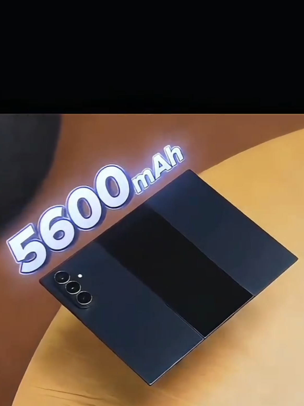 Samsung đã chính thức giới thiệu Galaxy Z TriFold, điện thoại thông minh gập ba màn hình đầu tiên của hãng, nổi bật với màn hình lớn 10 inch và thiết kế siêu mỏng.  Thông số kỹ thuật chính Màn hình chính: Màn hình Dynamic AMOLED 10 inch (khi mở hoàn toàn) với độ phân giải 2160 x 1584 pixel và tần số quét thích ứng 1-120Hz. Độ sáng tối đa 1.600 nits. Màn hình ngoài: Màn hình 6.5 inch, độ phân giải Full HD+ (2520 x 1080 pixel), tần số quét 120Hz và độ sáng tối đa 2.600 nits. Bộ xử lý: Được trang bị chipset Snapdragon® 8 Elite Mobile Platform for Galaxy tùy chỉnh. RAM và bộ nhớ: Có sẵn phiên bản 16GB RAM và tùy chọn bộ nhớ trong 512GB hoặc 1TB. Camera sau: Hệ thống ba camera gồm camera chính 200MP hỗ trợ chống rung quang học (OIS), camera góc siêu rộng 12MP và camera tele 10MP với zoom quang học 3x. Camera trước: Mỗi màn hình đều có một camera selfie 10MP dạng 