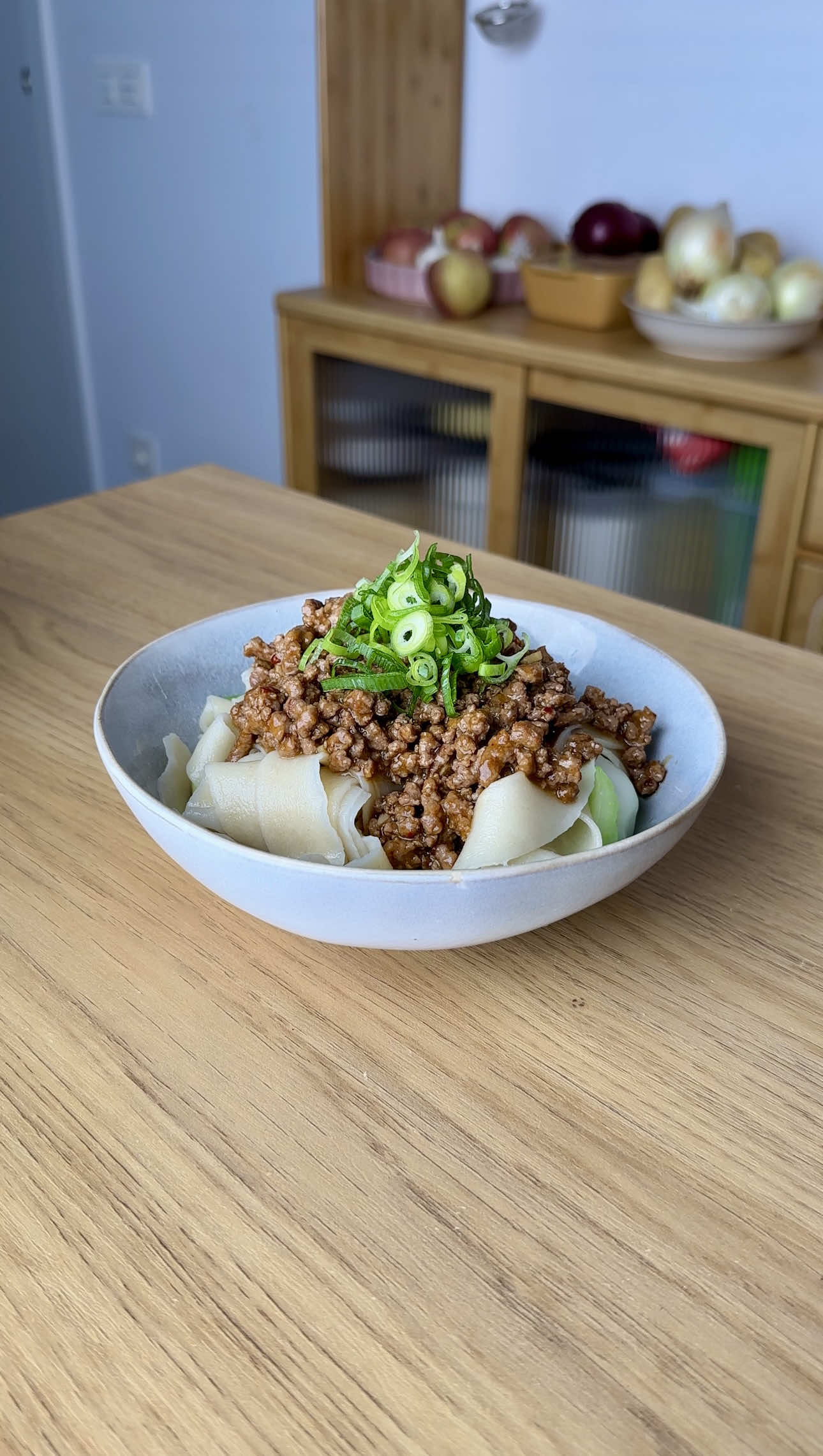 Fideos Chinos XXL 🤤 👉 Receta completa con ingredientes y cantidades en mi canal de Youtube: Cocina con Coqui Estos biang biang noodles son unos fideos chinos súper largos con una textura que mola un montón. Se hacen con solo 3 ingredientes y puedes preparar combinaciones súper ricas con ellos. ¡Espero que disfrutes mucho el vídeo y la receta! ©️Cocinaconcoqui #cocinaconcoqui #biangbiangnoodles #fideoschinos 