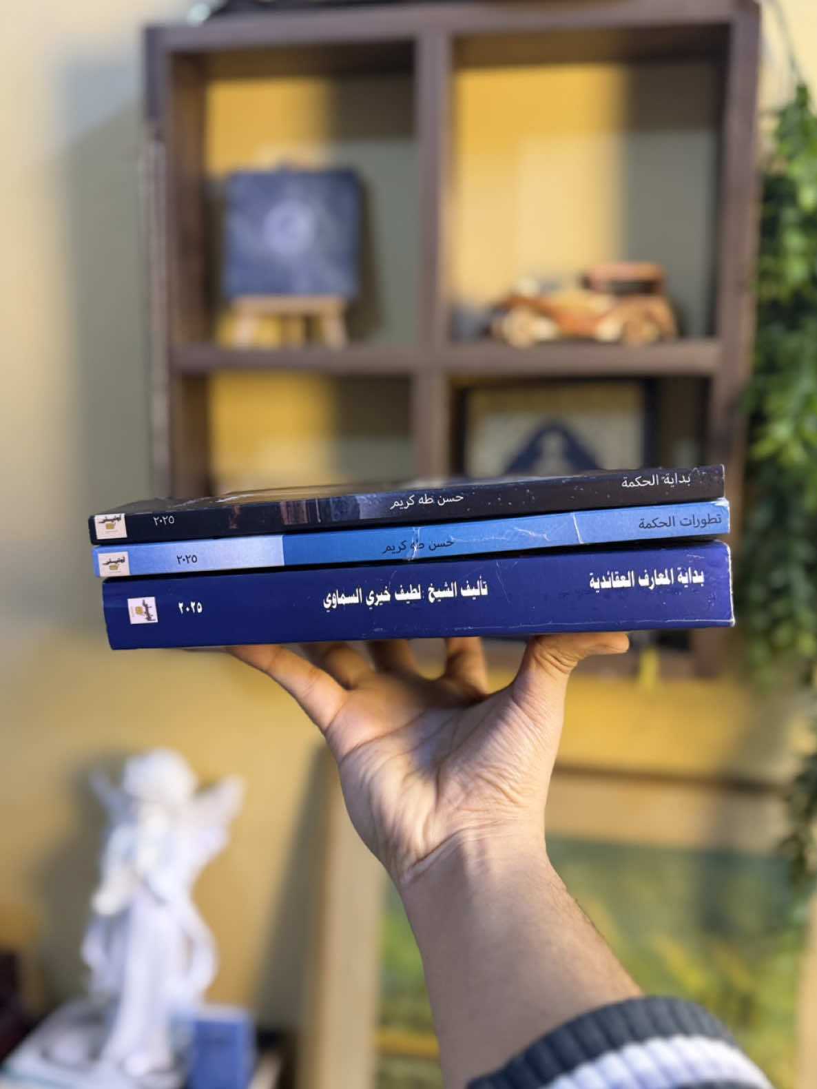 ⁨	⁨	هاي التشكيلة للمبتدئين بقراءة الكتب  للي ما يعرف منين يبدي يقرأ كتاب الحكمة جزئين يشرحلك بيها عن تطورات التاريخ والفكر والفلسفة وكتاب العقائد يشرحلك ويبسطلك الاسئلة العقائدية المهمة بافضل شكل  اقروهن واضمنلكم راح تبدون بداية حلوة 🖤 #كتب #فلسفة #فكر #عقائد #عقيدة       ⁩⁩