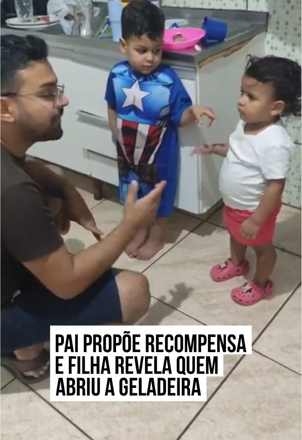😂 Quem nunca tentou fugir da bronca, né? No vídeo, dois #irmãos são acusados de abrir a #geladeira sem permissão.   O #pai, com jeito esperto, oferece um pirulito pra quem contar a verdade e a pequena Manuela não resiste!   Assume tudo, ganha o doce e a internet junto! #TikTokNotícias 📹 covask (ig)  | @myhoodbr