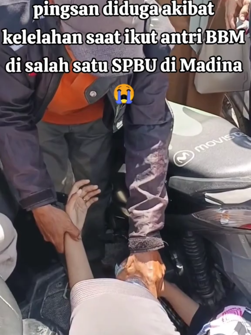 Diduga akibat kelelahan saat mengantri di SPBU untuk mendapatkan minyak, ibu ibu ini pingsan dan ditolong oleh warga dan petugas kepolisian yang bertugas dilokasi. 