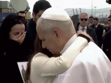 heartbreaking.💔 Pope Leo with the families of the victims of the devastating explosion in the port of Beirut in 2020 🇱🇧 Pray for them.🙏🏽