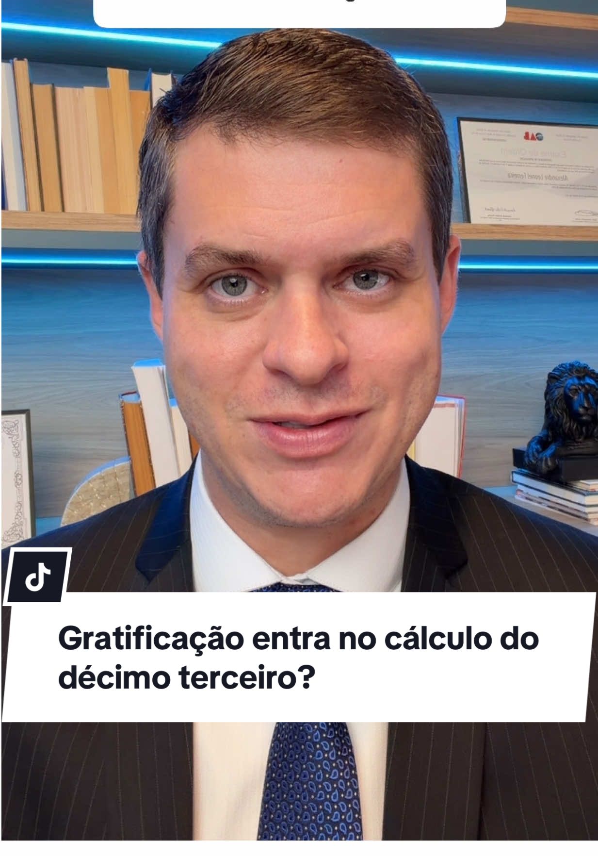 A gratificação que aparece no contra-cheque entra no cálculo do décimo terceiro? Na maior parte dos casos, a gratificação paga no contra-cheque tem caráter indenizatório. Isso significa que ela não integra o salário e, por isso, não entra no cálculo do décimo terceiro, férias, FGTS ou demais direitos trabalhistas. Essas gratificações costumam ser lançadas dessa forma justamente para não gerar reflexos nas verbas salariais. Mas existe um ponto muito importante: se o trabalhador conseguir comprovar na Justiça que essa “gratificação” é, na verdade, uma comissão disfarçada, paga de forma habitual como parte da remuneração, a Justiça do Trabalho pode determinar que ela seja reconhecida como salário. E, sendo reconhecida como salário, ela passa a gerar reflexos em décimo terceiro, férias, FGTS, aviso-prévio e demais direitos. No seu caso, essa parcela é realmente eventual ou é paga todos os meses como parte do seu rendimento? #advogado #trabalho #trabalhador