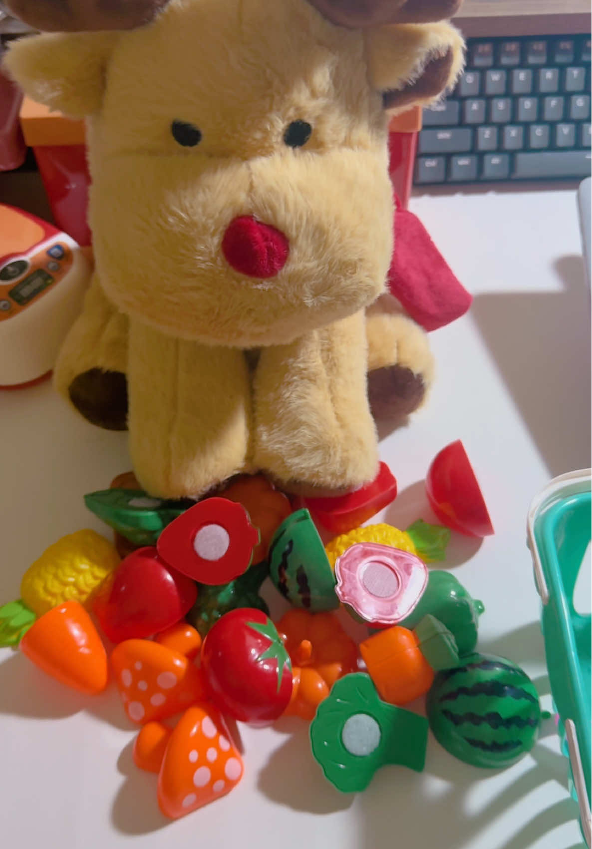 Săn được bé tuần lộc mới nhoa. Cùng bé ăn rau củ nhé 🥦🥕 #dochoi #dochoicathoaqua #dochoinhabep #toy #giangsinh2025 