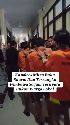 Pihak kepolisian menetapkan 10 orang sebagai tersangka dalam perkelahian kelompok antara Desa Watuliney dan Desa Molompar, Kecamatan Belang, yang terjadi pada Minggu (30/11/2025) dini hari. Kabid Humas Polda Sulut Kombes Pol Alamsyah Parulian Hasibuan, mengatakan, awalnya diamankan dan dilakukan pemeriksaan, kemudian ditetapkan 10 orang sebagai tersangka. “Terdiri dari, 3 orang terkait pelemparan, kemudian 2 orang membawa senjata tajam, dan 5 orang membuat senjata tajam seperti panah wayer dan lain-lain,” ujarnya dalam press conference di Mapolres Minahasa Tenggara, Selasa (2/12/2025) siang. berita selengkapnya baca beritamanado.com #beritamanado #kapolresmitra #watuliney