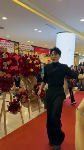 Isaac chúc mừng Anh Tú ra mắt phim#thamdoshowbiz #hoangtuquy #isaac 