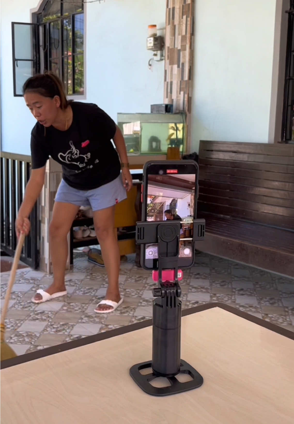 Hindi mo na kailangan ng cameran kapag mayroon kang auto tracking tripod katulad nito! Dahil susundan ka talaga nito kahit san ka magpunta at ang kagandahan pa WALANG KAHIT ANONG CONNECTION NA KAILANGAN #fyp #autotrackingtripod #autotracking #tripodtracking #ptz 