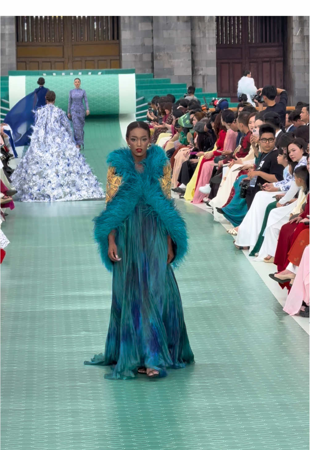 Miss Cosmo Ecuado khoe thần thái và vóc dáng trong khung hình thấm đẫm tinh thần di sản. #LeThanhHoa #LeThanhHoaFallWinter25 #HelloCosmoFromVietnam #fashionvoyage #misscosmoecuador 