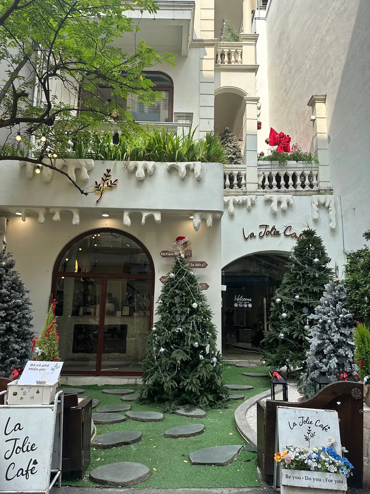 𝙇𝙖 𝙅𝙤𝙡𝙞𝙚 𝘾𝙖𝙛𝙚 ☕️ 📍Số 28, Ngõ 62 Nguyễn Chí Thanh, Đống Đa, HN ⏰ 8.30-22.30 💰 40-60 🐟 🍰 Có bánh ngọt  