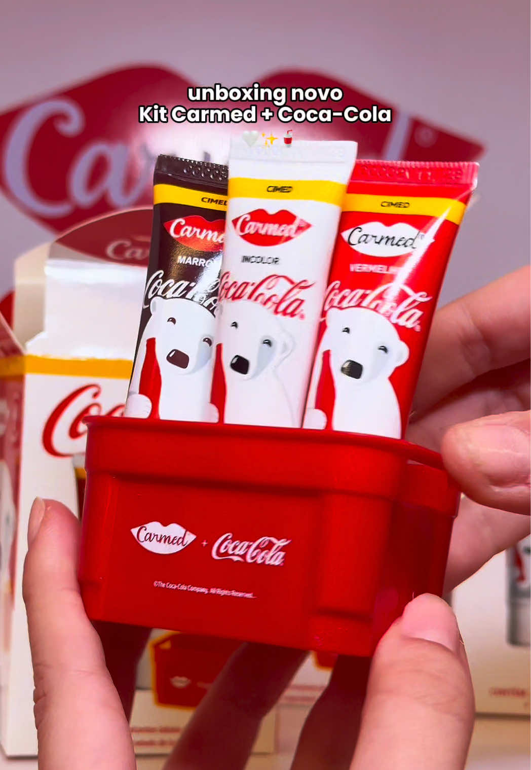 Besties! O nosso último lançamento do ano: Kit Carmed + Coca-Cola! São 3 novas bisnagas com o urso polar e um engradado exclusivo de brinde, para você completar a sua coleção!  Em breve disponível nas farmácias e perfumarias do Brasil 🤍🥤❤️✨🤎 #carmed #CarmedxCocaCola 