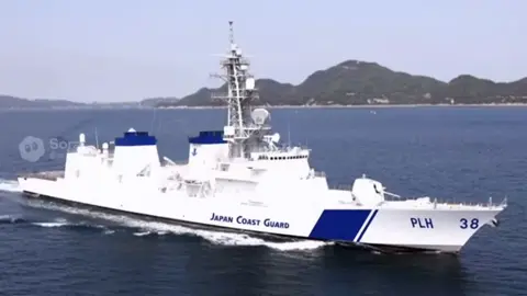 中国海警局の公船に対応する為に海上自衛艦を海上保安庁巡視艇仕様にペイントし直して対応した！これは軍艦じゃなくて巡視艦ですから問題無いでしょ！ In order to deal with China Coast Guard vessels, the Japan Maritime Self-Defense Force was repainted to resemble a Japan Coast Guard patrol boat! This is a patrol vessel, not a warship, so there should be no problem! #海上保安庁 #巡視艦 #軍艦 #Japan Coast Guard #Patrol vessel