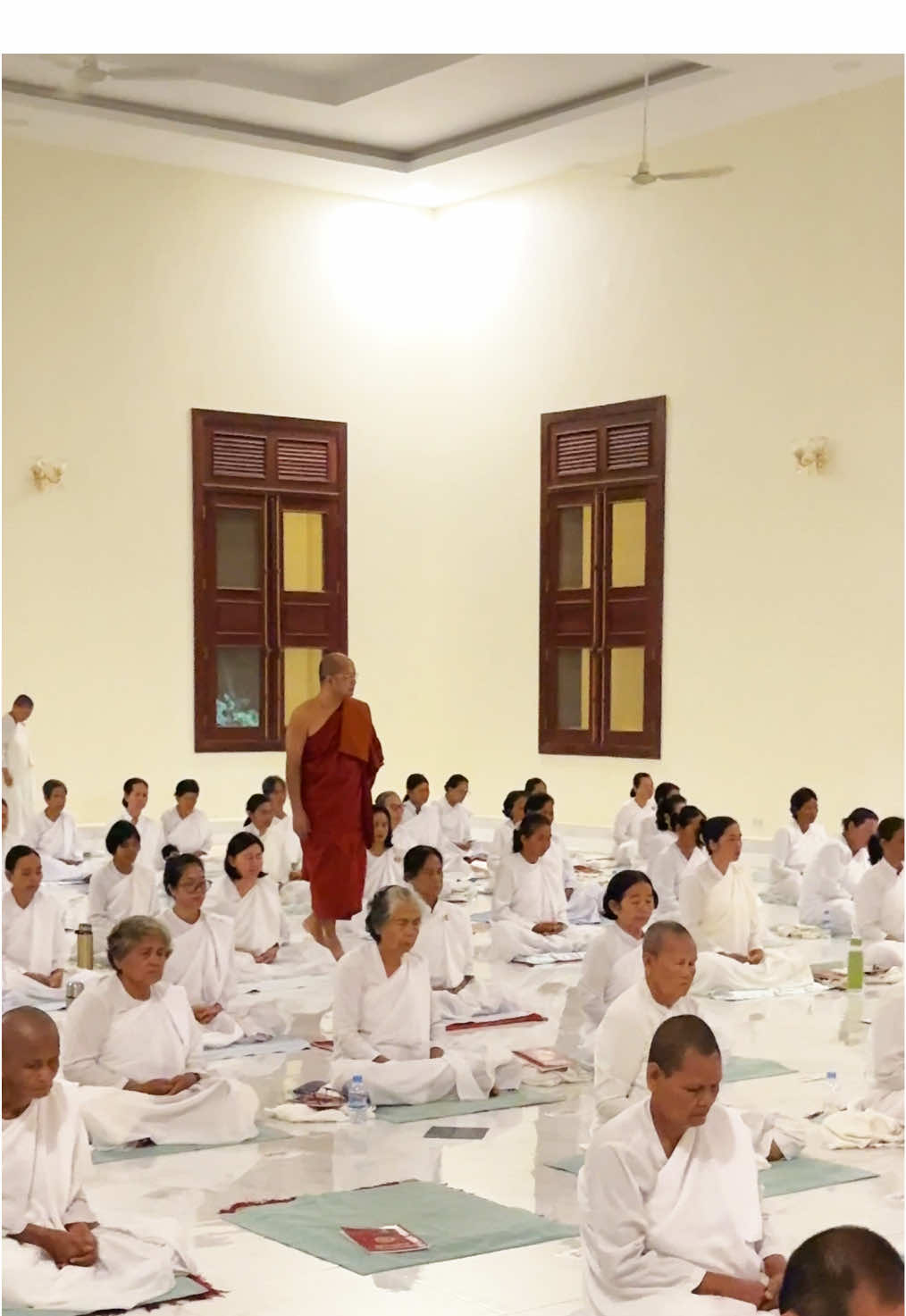 ធម្មសក្ការបដិបត្តិ រាត្រីនៃយប់ទី២ កិច្ចចម្រើនបដិបត្តិវិបស្សនាវគ្គខ្លីរយៈពេល១០ថ្ងៃ ធម្មបរិយាយ អំពីកិច្ចបដិបត្តិដោយ÷ ព្រះសាសនមុនី មហាកម្មដ្ឋានាចរិយ ហ៊ឹម ប៊ុនធឿន ធម្មត្ថេរោ ប្រធាន ព.ម.វ.ក ។ សូមឱ្យកិច្ចប្រណិប័តន៍ត្រៃសិក្ខា (សីល សមាធិ បញ្ញា) ក្នុងធម្មវិន័យដ៏ផូរផង់នេះ បានប្រព្រឹត្តទៅផ្សព្វផ្សាយដល់ជនានុជនក្នុងពិភពលោក និងសូមឱ្យវុឌ្ឍិធម៌ វឌ្ឍនធម៌ សាសនប្បដិបត្តិតាំងនៅអស់កាលដ៏យូរអង្វែងជានិរន្តរ៍ ។ #ពុទ្ធមណ្ឌល #ហឹមប៊ុនធឿន #Himbunthoeun #Vipassana #សមាធិ #Meditation #វិបស្សនា #ពុទ្ធមណ្ឌលវិបស្សធុរៈភ្នំឧដ្ដុង #សុខភាពចិត្ត 