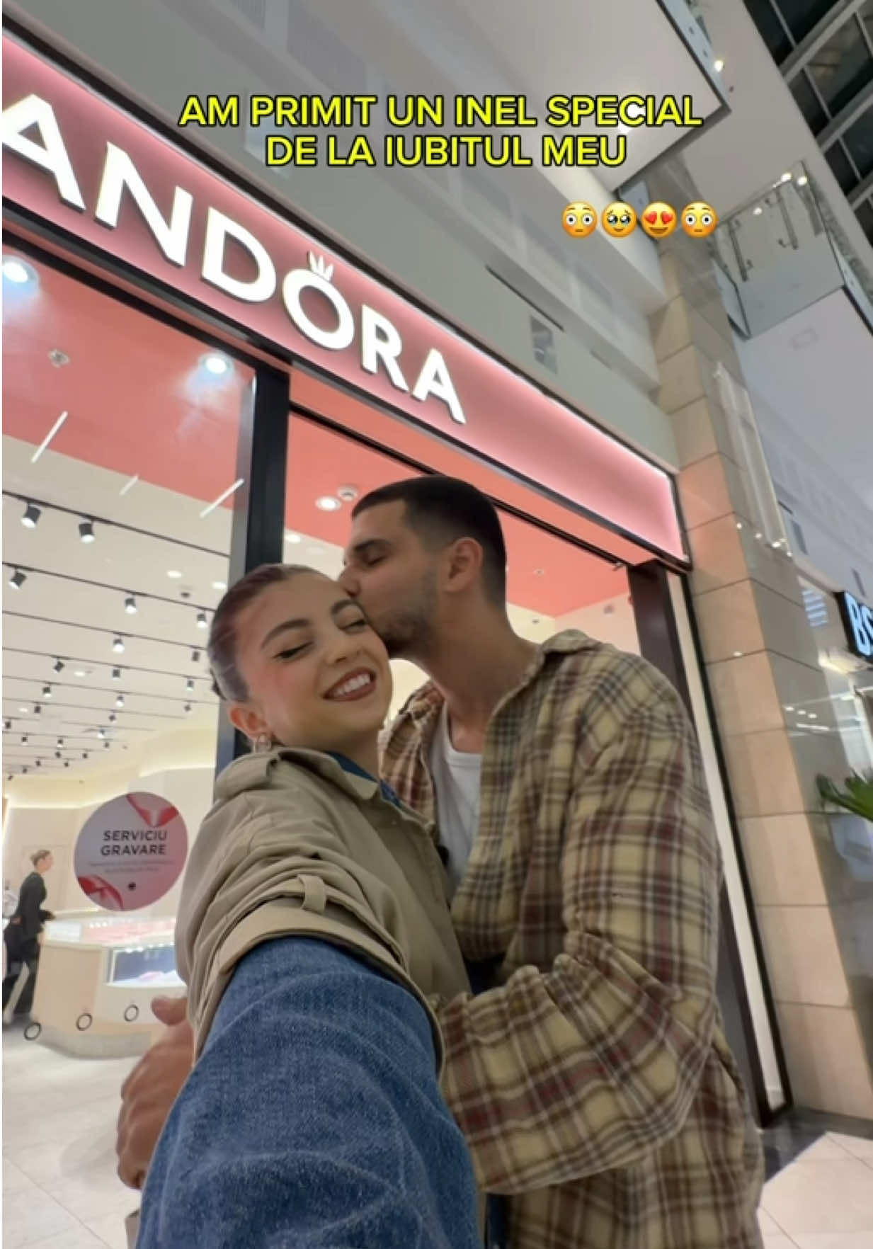 Eu si Matei avem aceasta traditie in relatie sa ne gravam bijuterii la Pandora cu diferite cuvinte sau imagini care reprezinta relatia noastra. ❤️ Daca nu stiti ce cadouri sa faceti de sarbatori, va recomand sa incercati serviciul de gravare de la Pandora 🫶🏼 #BeLove #christmasshopping @Pandora 