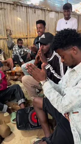 ይድረስ እነሱ ጎንበስ ብለው እኛን ላቀኑን ethiopian_tik_tok🇪🇹🇪🇹🇪🇹🇪🇹 #viral #music @Adonay @🎵 ᗰIKO ᗰᑌＳIᑕ 🎵 @ezzy lyrics @Estifanos - tomas @abd @BA ታታ @TSEGSH_TOBYA 🎭 