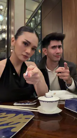 kita kalo liat hatters. sambil dinner di langham 😛 gmn makin panas ga? eits ga kenaaaaaa..... LAMPU KAKA!