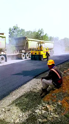 sedang proses pengaspalan jalur hauling tambang batu bara🔥💪💪 #anakrantau #tukangNgaspal #AhmadRXking 