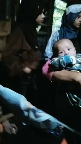 Cerita dari neneknya, kisah pilu bayi umur 3,5 bulan yang selamat dari banjir galodo..semoga menjadi anak yg Sholeh dan sukses dunia dan akhiratnya .. #sumbarberduka 