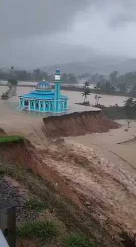 Tetap kokoh ditengah banjir dan longsor yang dahsyat #fypシ゚ #viral #fyppppppppppppppppppppppp 