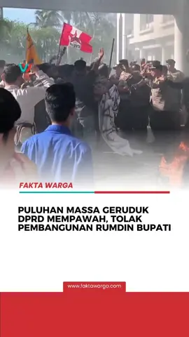 Puluhan massa menggelar aksi di Kantor DPRD Kabupaten Mempawah pada Selasa, 2 Desember 2025. Massa dari kelompok organisasi mahasiswa, pemuda dan masyarakat itu menuntut pembatalan pembangunan rumah dinas Bupati Mempawah. Dalam pertemuan tersebut sejumlah perwakilan aksi menyampaikan aspirasinya dan keluhannya atas pembangunan rumah dinas bupati. Massa aksi juga mempertanyakan alasan DPRD Mempawah mendukung hal tersebut. Selengkapnya: faktawarga.com #faktawargacom #mempawah #rumdinbupati