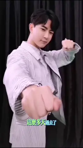 他像孩子一样纯真纯粹，又像侠士一样勇敢坚韧､､､､