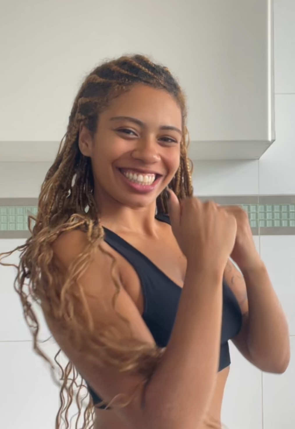 Já escutei essa música 50x hoje Obrigada @Sabrina__karen por me apresentar 🤌🏾🤌🏾