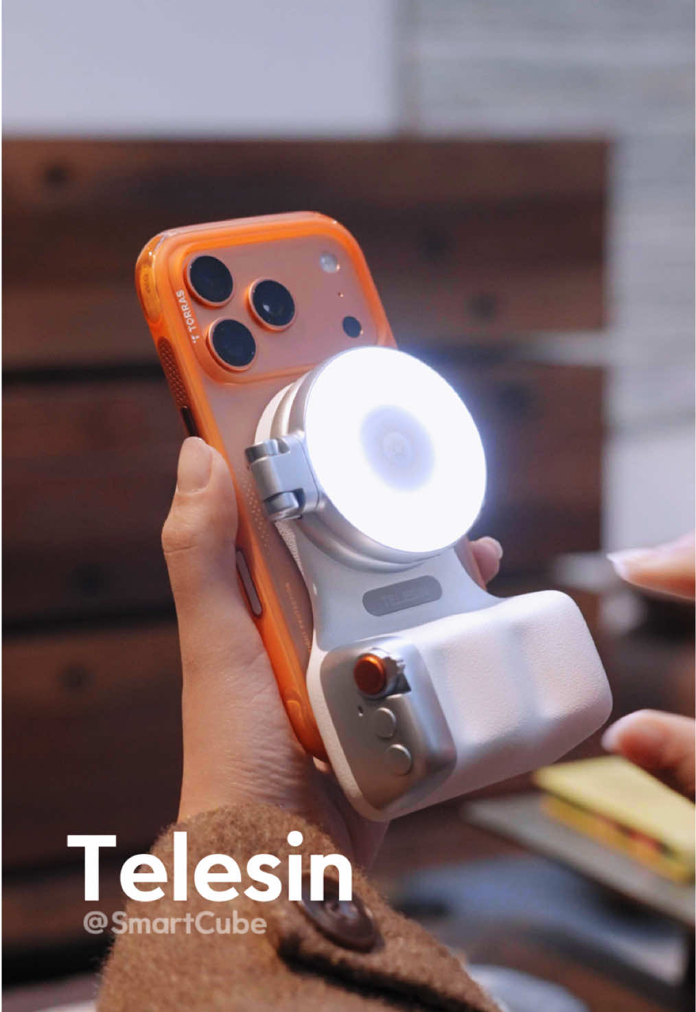 air this magnetic phone with the shooting grip, and it gives off a retro camera vibe! The grip makes filming way more stable, and it even comes with a fill light that smooths your skin—total game-changer for girls taking selfies. Plus, the Bluetooth remote is such a thoughtful touch, so you can nail great shots all by yourself. When you’re at a café, it doubles as a phone stand for scrolling videos too—super versatile. Highly recommend it! #phoneaccessories #light #cameragrip #handlegrip #smartphone #magnetic #contentcreator #viral #phonegrip #bluetoothremote #vloggear #perfectselfie #tiktokfinds #magnetictripod #tripod #spotlightfinds #telesin #NovaTopFinds #TikTokShopRestock #TikTokShopBlackFriday #TikTokShopCyberMonday #gifts #TikTokShopHolidayHaul
