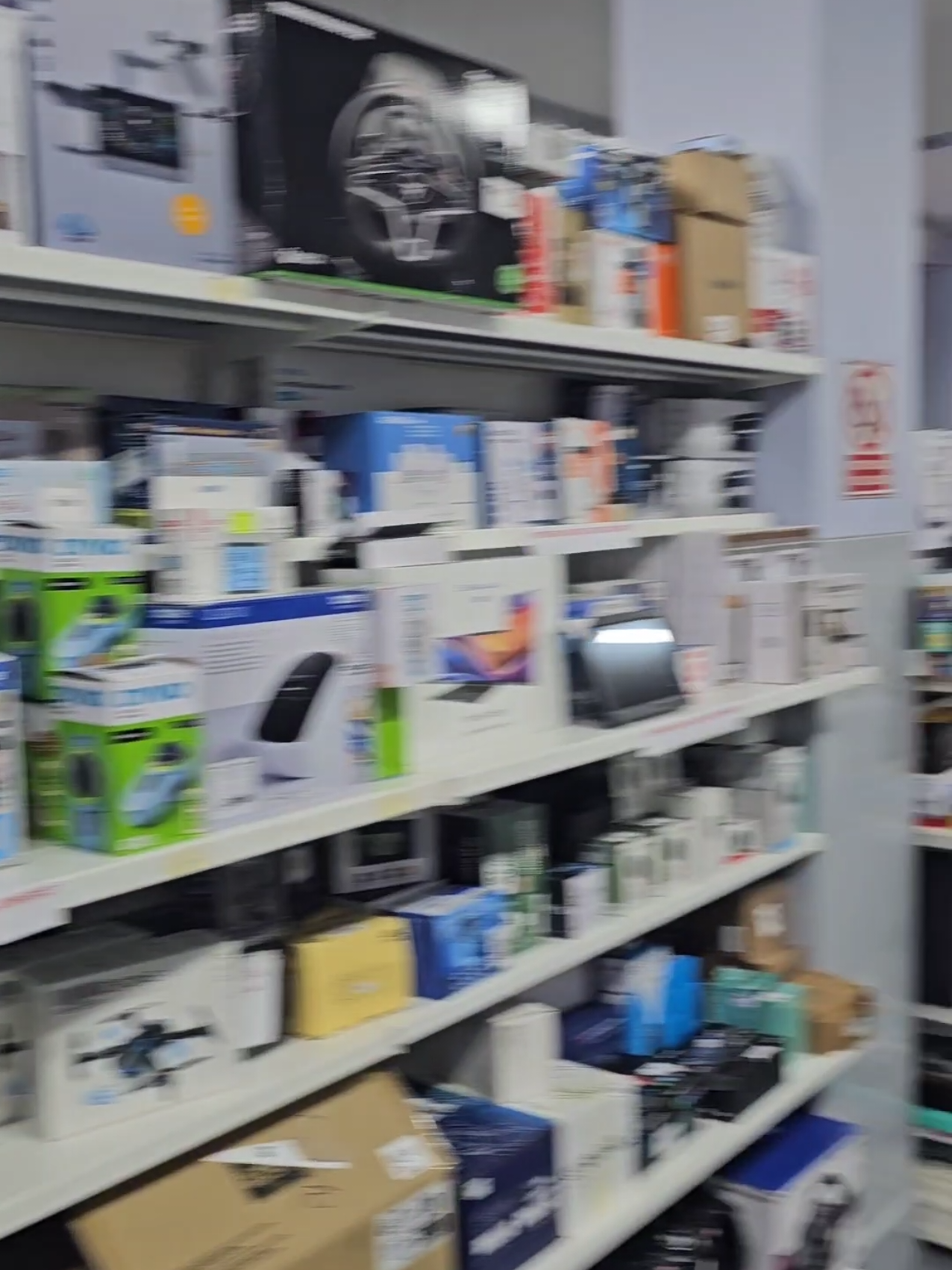 Haideți să vă dau o bucată, ultima bucată! S7 Max Ultra de la Resellux, ultimul rămas în magazin, face curat cât zece oameni și nu cârtește deloc. Vrei să strălucească podelele ca la nuntă? Vino repede la Reselux și pune mâna pe el cât încă e aici. Cine ajunge primul, e boier! #ForYou #Viral #PentruTine #PentruTine 