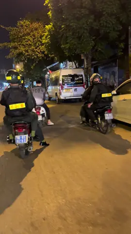 Khổ thân…🤣 các chú cũng ít có ác… 😆