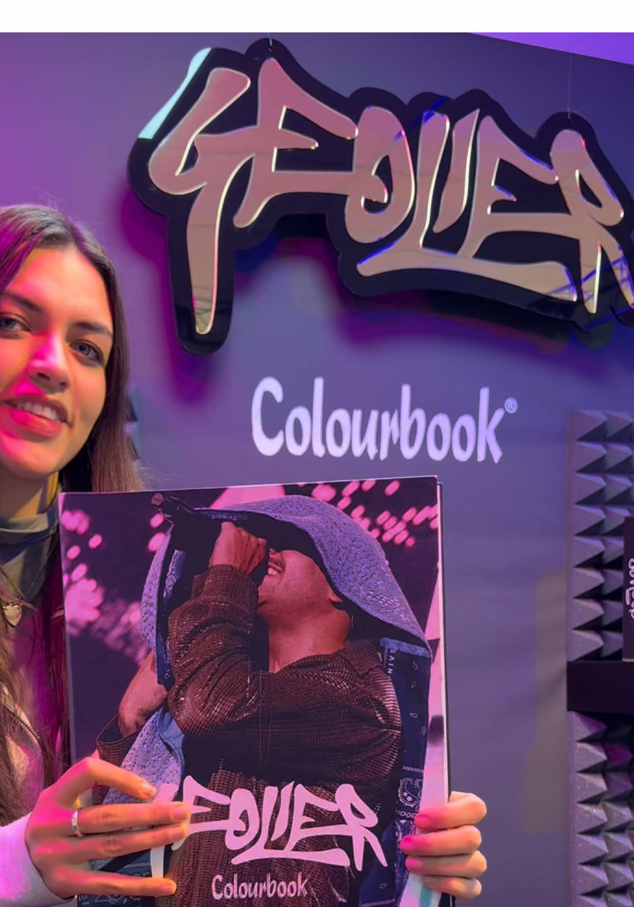 Noi siamo già in modalità full vibe #geolier La collezione Colourbook X Geolier torna più iconica che mai!🔊 Goditi l’attesa del nuovo disco con i tuoi prodotti preferiti 💿🎼 #colourbook #geolier_official #081geolier #neiperteeee 