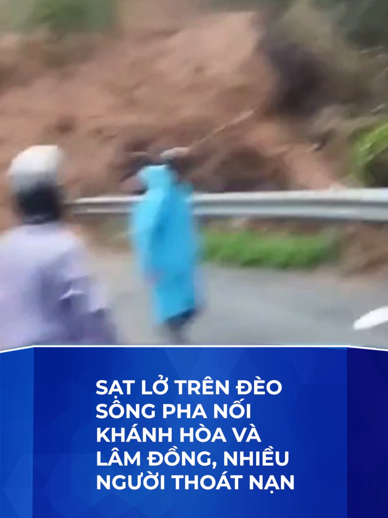 Sạt lở trên đèo Sông Pha nối Khánh Hòa và Lâm Đồng, nhiều người thoát nạn #tintuc #baotuoitre #tinnong #muabao #satlo #lamdong