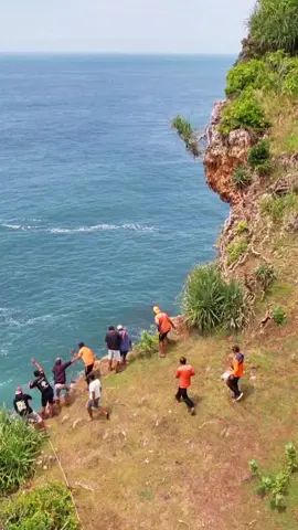 Telah terjadi laka laut di perairan pantai Nguluran, Girikarto, Panggang Gunungkidul. Tiga Abk kapal aktifitas memancing gurita menggunakan kapal dari pantai gesing, sesampainya di tkp diduga kapal terlalu menepi terkena ombak besar dan kapal terbalik. Dua abk selamat dengan berenang ke tengah dan di tolong kapal temannya yang tidak jauh dari tkp.  Satu korban hingga siang ini hilang dan masih dalam pencarian tim Sar Gabungan. (02/12/2025) Semoga korban lekas di ketemukan. #updatedisini #update #gunungkidul #jogja