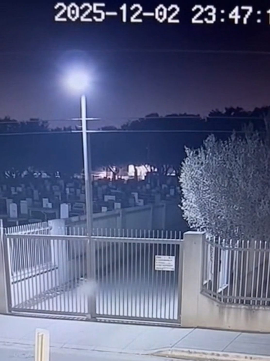 o que a câmera do poste em frente ao cemitério captura na madrugada de ontem #cctv #cctvcamera #fantasmas #sobrenatural #fantasma 