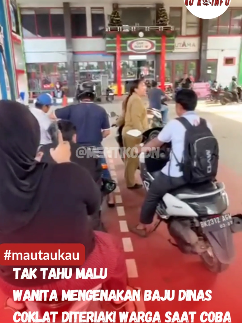 Seorang Wanita Mengenakan baju dinas coklat seperti ASN, menyerobot antrean untuk mengisi bahan bakar di SPBU.  Warga yang geram serta berang menyoraki wanita tersebut, bukannya meminta maaf ia malah balik marah ke para pengendara lain. Tak lama kemudian petugas menyuruh ibu tersebut untuk kembali mengantri dari awal.  📍 Medan 📽 Kedancantek  Ikuti terus perkembangan informasi nasional, sumatera utara dan kota medan di @mentiko.idn atau TikTok @mentiko.id  #bbmlangkadimedan #antrebbmmedan #serobotantrean 