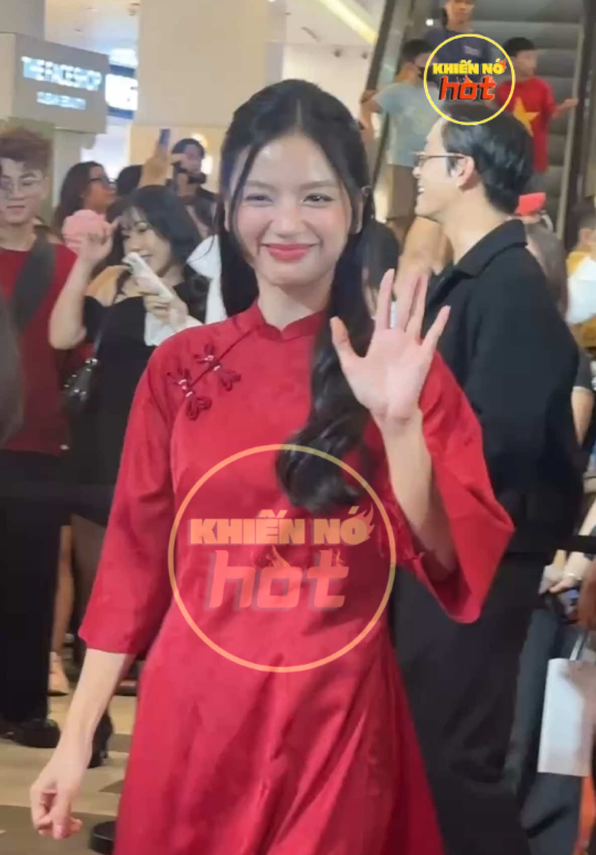 Lê Hạ Anh thu hút ánh nhìn khi diện áo dài đỏ tại buổi ra mắt phim Hoàng Tử Qu.ỷ #khiennohot #tiktokviral #hoangtuquy #lehaanh 