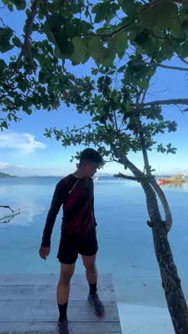 berlari dengan menikmati keindahan pantai pahawang #run#lari #pahawangislandlampung #fyp 